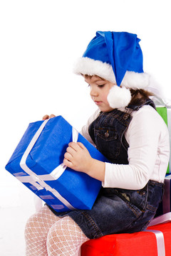 小女孩在Santa的帽子與禮品盒