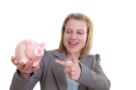 一個(gè)年輕女人拿著小豬存錢罐？？手指