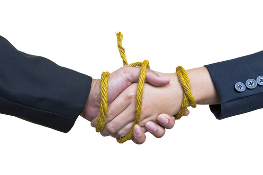 連鎖企業(yè)在白色背景上的握手；概念
