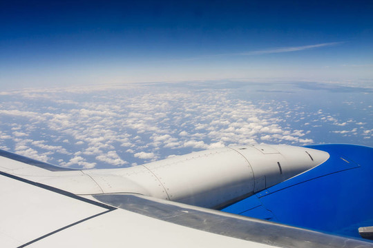 機翼發(fā)動機與高空云層