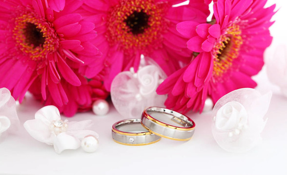 兩個(gè)結(jié)婚戒指