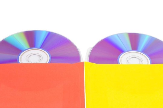 多色信封中的磁盤
