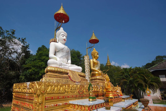 白色和Golden Buddha雕像