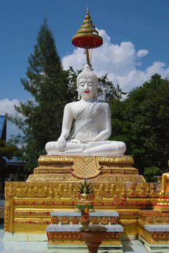 White Buddha的雕像