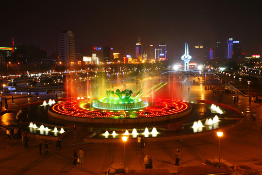 濟(jì)南泉城廣場(chǎng)音樂(lè)噴泉夜景