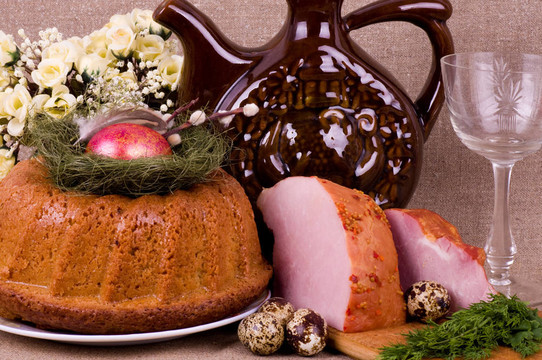 复活节蛋糕和猪肉的菜