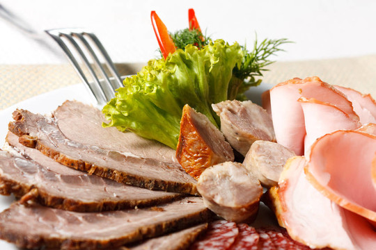 肉切了嗎？在盤子上？