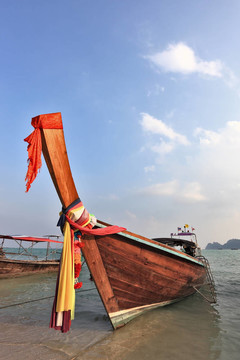 蝴蝶結(jié)飾有彩色絲巾