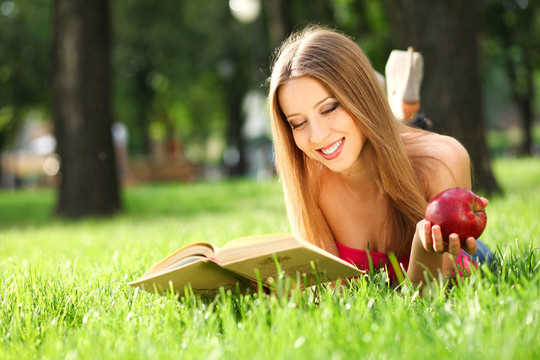 公園里的女人與書