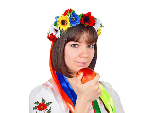 年輕的女人與蘋果在Ukrainian民族服裝