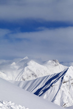 滑雪坡和雪山