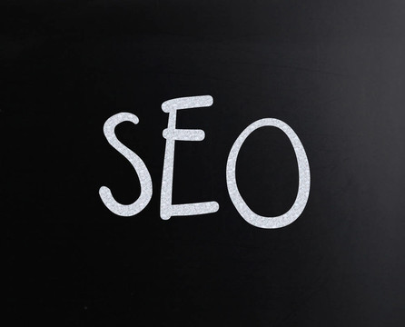 用白色粉筆在黑板上寫字的SEO