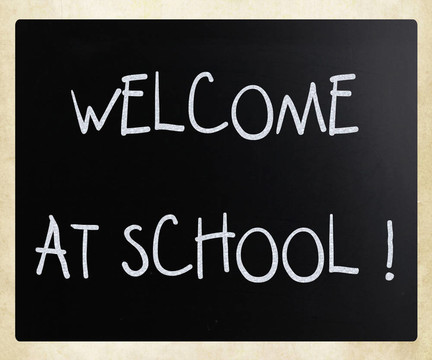 欢迎在学校用黑板上的白色粉笔手写