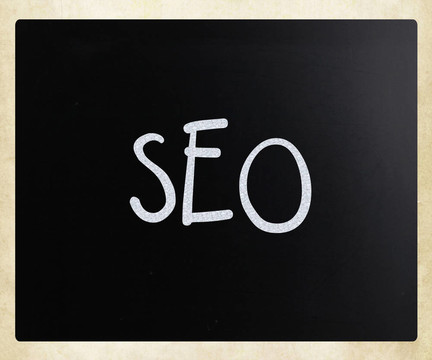 用白色粉筆在黑板上寫字的SEO