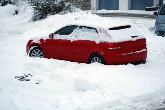 汽車在雪中