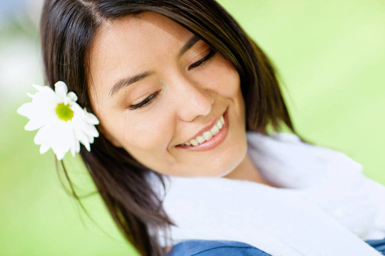 頭發(fā)上有花的女人
