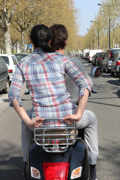 后拍夫婦滑板車