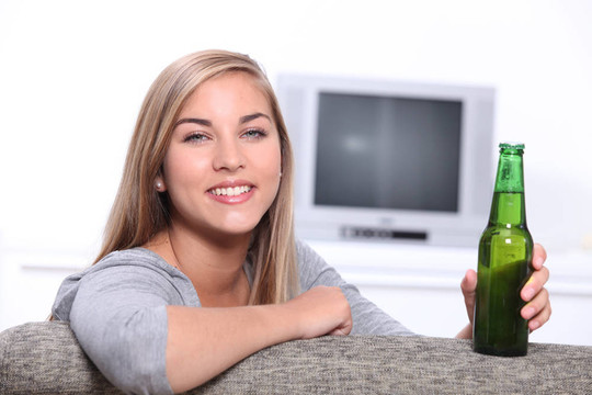 一位年輕女子的啤酒肖像