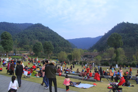 周末人山人海的桃花嶺公園