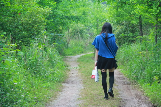 山里散步呼吸新鮮空氣