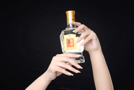 手模特美手美甲酒類產(chǎn)品拍攝