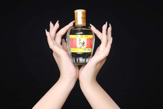 手模特美手美甲酒類產(chǎn)品拍攝