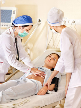 醫(yī)生用聽診器治療女性患者。