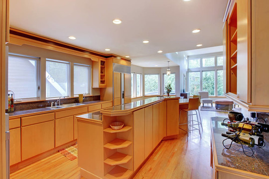 大型豪华现代木材厨房花岗岩柜台。