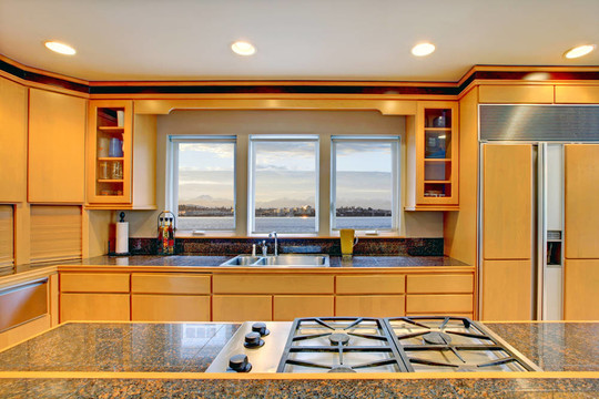 大型豪华现代木材厨房花岗岩柜台。