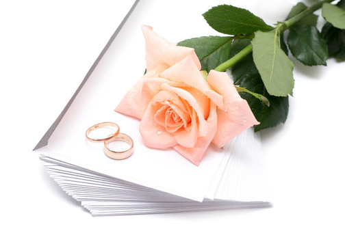 白色背景上的信封和結(jié)婚戒指