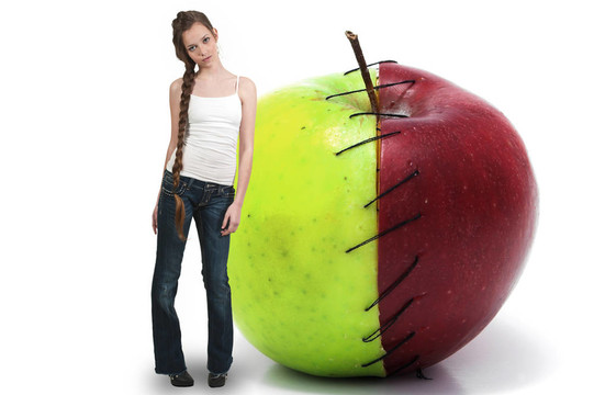十幾歲的女人與營(yíng)養(yǎng)標(biāo)簽的可口的紅蘋果