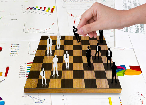 手玩棋牌游戲與商務(wù)人物剪影