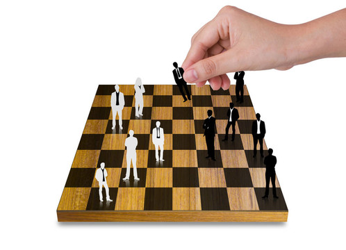 手玩棋牌游戲與商務人物剪影