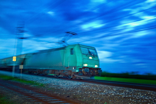 夜間貨運列車。晚上的火車