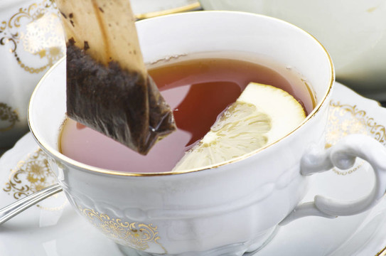 桌上放著一杯檸檬茶