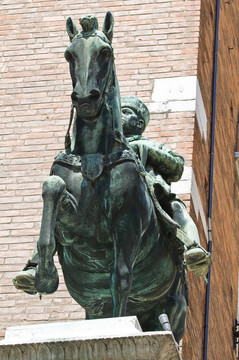 青銅雕像。市政廳。Ferrara。Emilia Romagna。意大利.