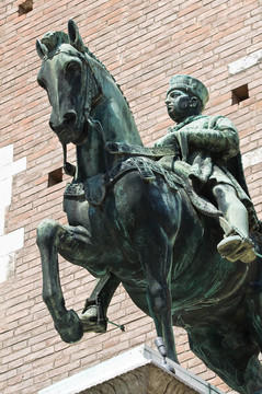 青銅雕像。市政廳。Ferrara。Emilia Romagna。意大利.