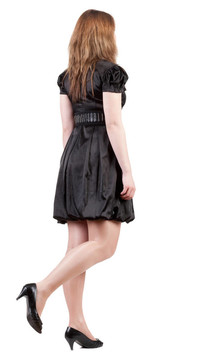 黑發(fā)女人去黑衣服的背影。