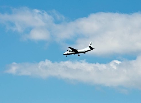 飛機(jī)在多云的天空