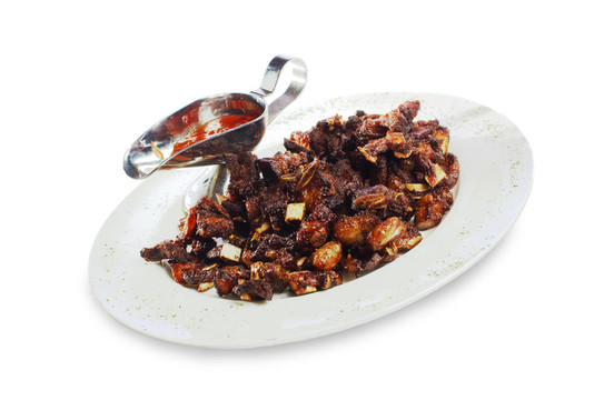 盤子上的切碎和烤肉