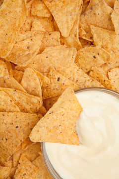 DIP包圍nachos的碗