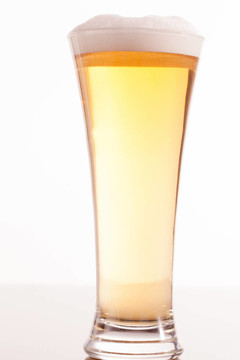 充滿啤酒和泡沫的全玻璃