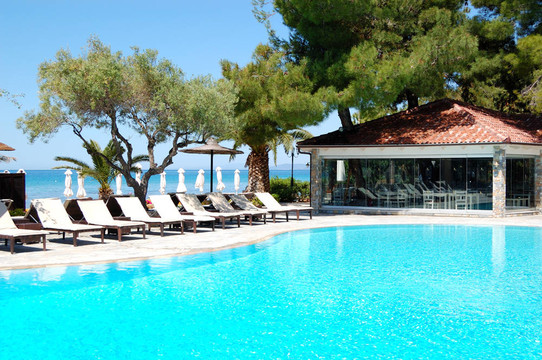 游泳池和酒吧的一個海灘，豪華酒店；Halkidiki；