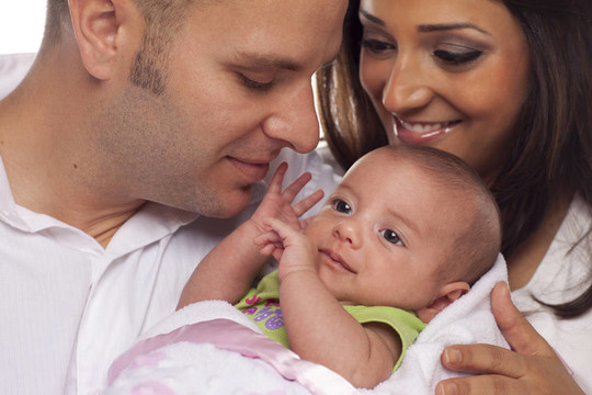 與Newborn Baby混血的年輕夫婦