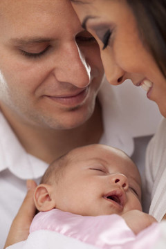 與Newborn Baby混血的年輕夫婦