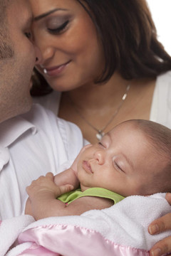 與Newborn Baby混血的年輕夫婦