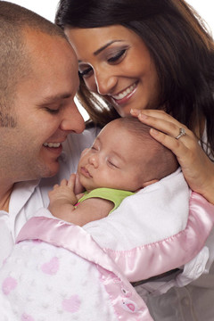 與Newborn Baby混血的年輕夫婦