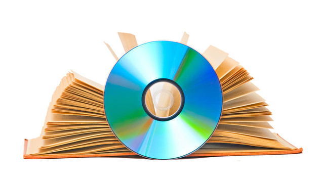打開的書和DVD光盤作為信息的舊的和新的方法的符號