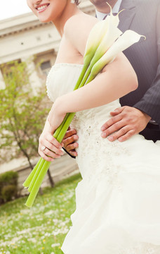 新婚夫婦擁抱