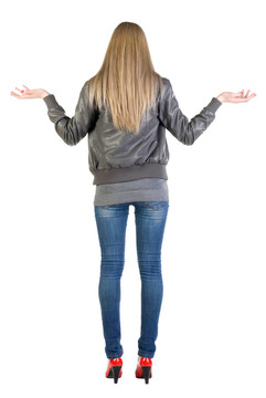 灰色外套中被震驚的女人的背影